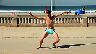 Twink dancing in the beach with speedo bulge / Novinho dan&ccedil_ando sunga na praia